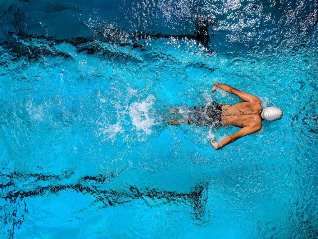 ¿Es la natación el deporte más completo?